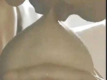 【ヘンリー塚本】今仕事に出たところよ…爆乳人妻の熟女が夫を見送った後は自慢の垂れ乳でパイズリして獣みたいに寝取られる