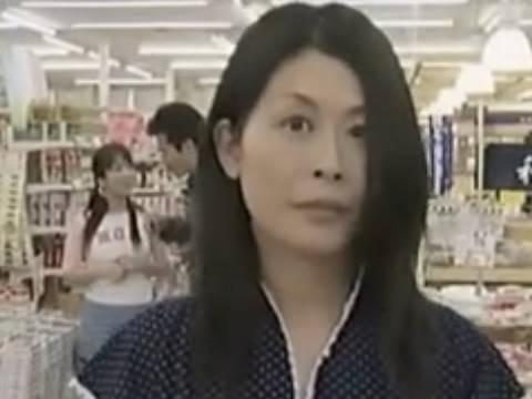 【ヘンリー塚本】今旦那も一緒なの…巨乳人妻が不倫中の男とスーパーで偶然会ったら家族の目を盗んでトイレで寝取られる