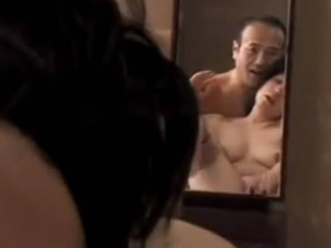 【ヘンリー塚本】いつもこんなことしているんですか奥さん…巨乳人妻が男に脚を広げられたままオナニーさせられ寝取られる