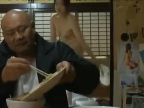 【ヘンリー塚本】食べる前にSEXするの…巨乳人妻がまだ夫が夕ごはんを食べてるのに手コキ