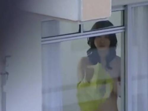【ヘンリー塚本】これでいいの…巨乳人妻が隣のマンションの住人にワザと見えるように裸体を晒す挑発に乗った男