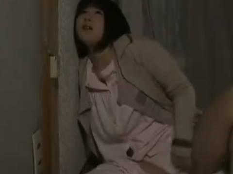 【ヘンリー塚本】またイッちゃう…爆乳娘が隣の部屋でえっちをする巨乳人妻の両親のセックスに興奮しオナニー