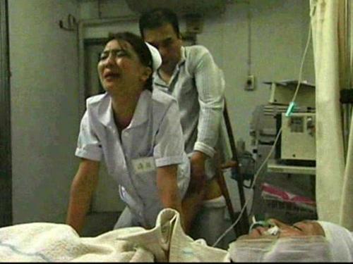 【ヘンリー塚本】巨乳熟女のナースが夜中に昏迷状態の患者のチ◯ポで手コキ＆イラマチオで欲求不満を解消する