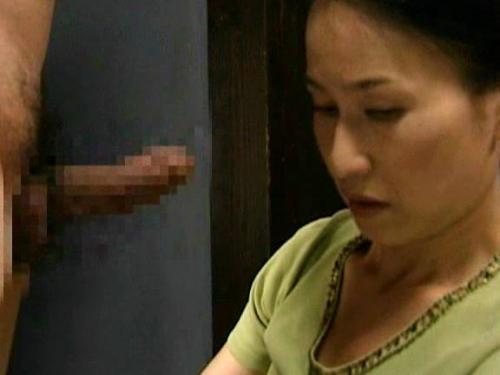 【ヘンリー塚本】さあやってくれ…熟女巨乳人妻がヤリ部屋にて障害を負ってしまった男に手コキして寝取られる