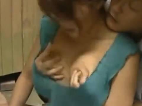 【ヘンリー塚本】何しに来るのさぁじろじろ見て…巨乳人妻がいつもノーブラでその胸チラはエロく綺麗な乳房で寝取られる