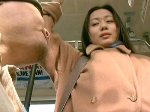 【ヘンリー塚本】そこ、そこ、いいわぁ…巨乳のOLがコートの下は全裸でバスに乗り込み露出狂で手マンされる