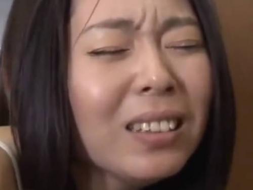 【ヘンリー塚本】気持ちいい…巨乳人妻が白昼堂々と我慢できずに不倫相手とヤリ部屋となった玄関で燃え上がり寝取られる