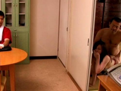 【ヘンリー塚本】すぐ見つからからもうちょっと待って…巨乳人妻が隣室に男を待たせ更に刺激を求める不倫カップル