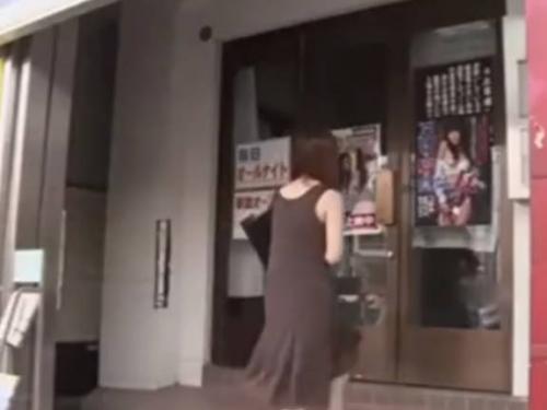 【ヘンリー塚本】熟女巨乳人妻が夫に内緒で近所の親父たちとヤリ部屋の映画館にてマラをしゃぶって寝取られる