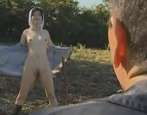 【ヘンリー塚本】えっなにあの人でっかい…巨乳人妻が露出狂の男のチ◯コに興奮して手コキ＆イラマチオ