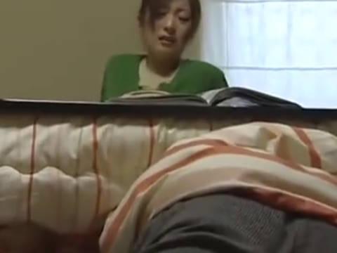 【ヘンリー塚本】お兄さんの舌が入ってるぅ…巨乳人妻がコタツでマ◯コをクンニされ誘惑に耐えきれず近親相姦で寝取られる