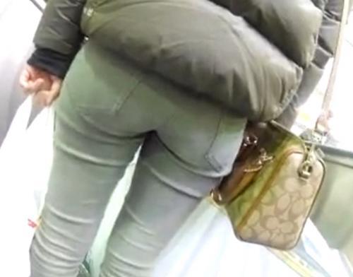 【個人撮影】ブランドバックを持った人妻のエロいケツを隠し撮り！