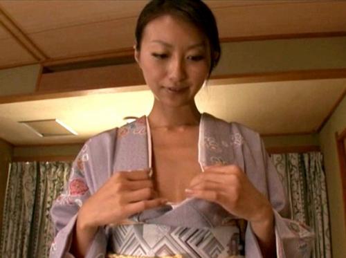 〈青木玲〉美女が営む温泉宿で枕営業お目覚め口淫サービス！！