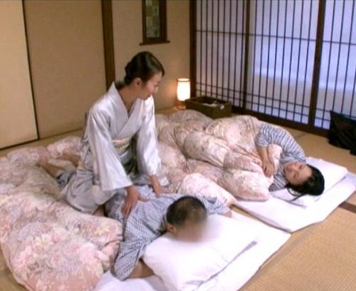 ★青木玲★美女が営む温泉宿で枕営業お目覚め口淫サービス