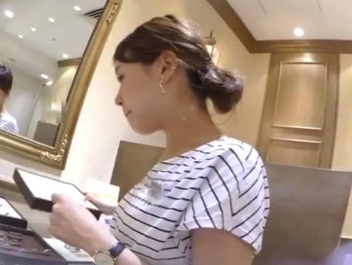 【パンチラ盗撮】宝石売り場の美人ショップ店員をターゲットにスカートの中を逆さ撮り！