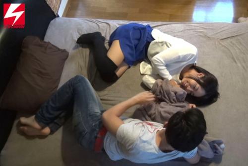 ★素人ナンパ「もうっ恥ずかしぃよぉ///」20歳のスレンダーなロリ美少女とのセックスを盗撮。ニーソとミニスカ残しで交尾