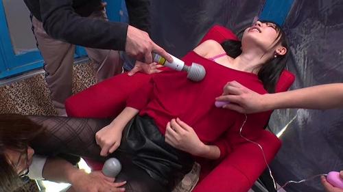 《マジックミラー号》『だめだめだめだめぇぇぇ！！』女子大生に電マやバイブ攻めで潮吹き絶頂な放尿企画ｗｗ