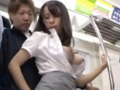 【逆痴漢】『（もう少しで）イケそうだったの、手伝って』電車で痴漢に寸止めされたお姉さんが近くの年下男子にハメさせるｗｗ