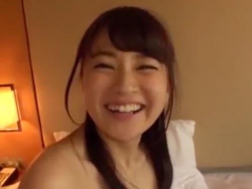 【人妻ナンパ】笑顔がカワイイ若奥さんがぶっといチンポを口いっぱいにくわえ込む♪突かれまくってドピュドピュ顔面にブッカケ
