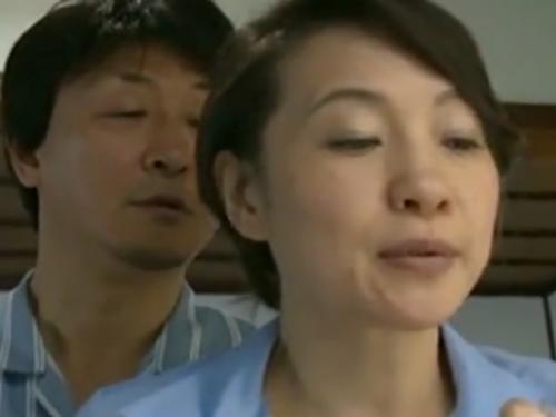 【ヘンリー塚本】「お母さん、もうガマン出来ない」父の再婚相手は初恋の同級生だった！巨乳を揉みしだきバックで突きまくる【レイプ】