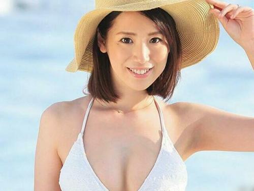 他人棒に突かれるたびFカップの巨乳をプルプル揺らして快感にあえぐ♪某通販カタログで表紙も飾った美人な奥様が【沢尻真未】