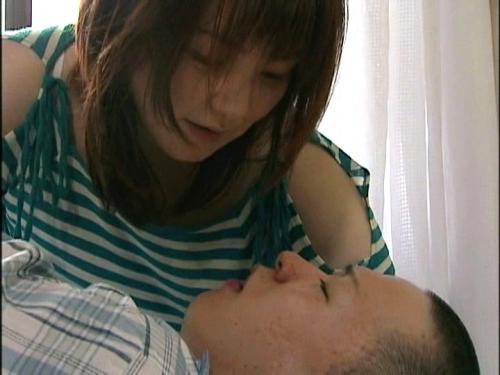 【ヘンリー塚本】熱があるからと息子を仮病で学校を休ませ主人を会社に送り出す♪激しく求め合う血の繋がらない母子！膣内にドクドク射精♡