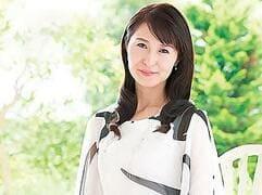 美人でスレンダーな四十路妻が初撮りで隠語を言わされながら絶頂に！北川礼子