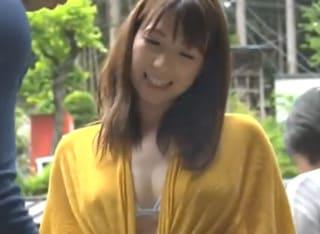 ママ友だけでキャンプ場に来たおばさんと意気投合した男子学生たちが盛り上がってあちこちでヤり始める…ww