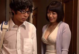 溺愛する息子を寝取る美熟奥様！彼女への嫉妬からついに息子の寝室に… 水城奈緒