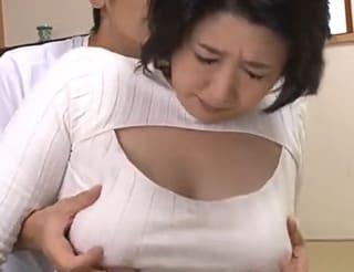 オレが満足させてやるよ…！親父と再婚して継母となった義母の豊満なおっぱいを必要に揉みしだく息子…！ 紺野京子