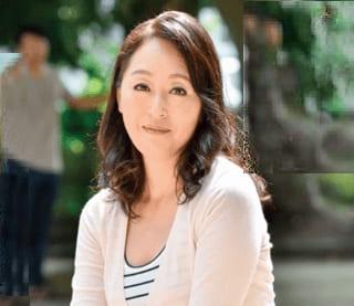 オンナの色香を感じさせるアラ還美熟母と強引に関係を持つ息子！禁断の関係を続けるうちにオンナを取り戻してゆく！大内友花里