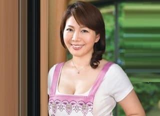 お願い、洩れちゃう…！息子の歪んだ性癖のため庭で放尿を強要される四十路奥様！小野さち子