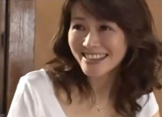 お義母さん、もう我慢できません…！帰省した嫁の実家で四十路義母の色香に娘婿が欲情して襲い掛かる…！ 滝沢さゆり