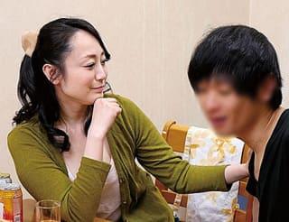 あら、おばさん本気にするわよ？…♡バイト先で仲良くなった四十路のパートさんを自宅に自宅に招いて口説いてみたら…♪