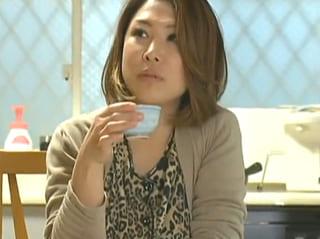自宅で療養する娘と同じ屋根の下で娘婿と激しく絡み合う四十路妻！五十嵐しのぶ