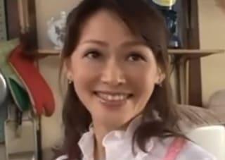 私にオンナを感じてくれたの？冗談でもうれしいわ…♡嫁の実家に帰省した娘婿が四十路義母の色香に欲情…！滝沢さゆり
