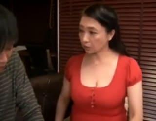 本物のオッパイの方がいいでしょ？…♡垂れ乳の五十路母がエロ本に夢中の童貞息子に自らのカラダで性教育…！ 佐伯華枝