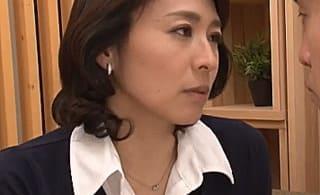 登校拒否を続ける生徒の家を訪問してデカチンを味わう四十路女教師！ご無沙汰なマ〇コにナマ挿入… 矢部寿恵