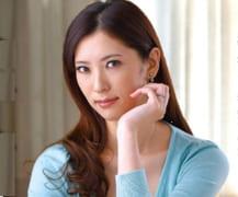 おばさんだけどいいの？息子の友人と過ちを犯す美人妻！若い肉棒を咥えて…春日由衣