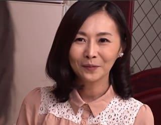 やめて、あなた結婚してるのよ？…！嫁の目を盗んで五十路のスレンダー美人な母親を強引に犯す息子…！ 藤川れい子