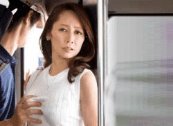 え、アタシ？五十路美熟奥様が満員電車で痴漢され恥辱されるも感じてしまう！快感を求めて再び満員電車に…南條れいな