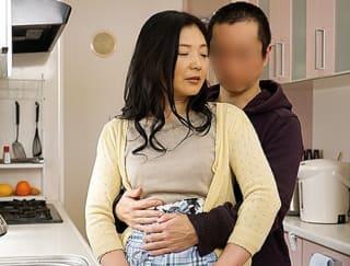 また溜まっちゃったの？…♡いい歳した息子の性処理をする五十路母が熟れ頃のカラダでSEX指南…！ 横山紗江子