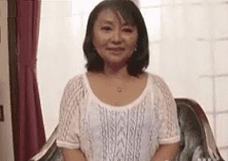 ＜初撮り熟女＞笑顔の可愛い五十路奥様が家族に内緒でAV出演！ヌレやすい体質らしく潮も吹きまくり…高崎千鶴