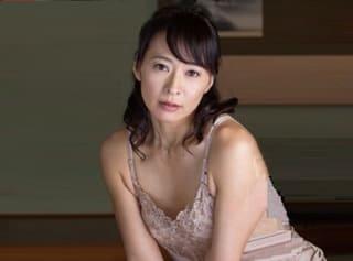 あなたに抱かれたかったの…♡娘の不在中に娘婿を誘惑し禁断の情事に溺れてしまう四十路未亡人！ 矢部寿恵