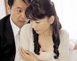 一人息子の推薦と引き換えに熟れたカラダを担任教師に要求される四十路美熟母！ 三浦恵理子
