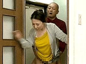 ＜ヘンリー塚本作品＞早朝から性欲全開の四十路奥様がベロチュー不倫SEX！玄関先で着衣のまま求め合う！！