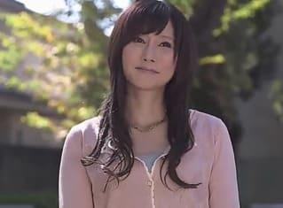 気持ちは嬉しいけど…私、結婚してるのよ…♡憧れだった知り合いのおばさんに念願の挿入…！　赤坂ルナ