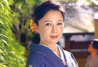 叔母さん、僕にもしてよ…旅館の女将を務める四十路の叔母と客との情事を目撃した甥が欲情して襲い掛かる…！ 伊藤まい