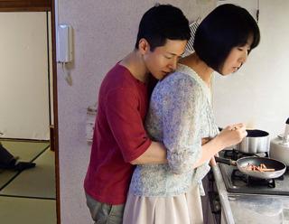五十路母が息子に優しく性の手ほどき！欲望のタガが外れ所かまわず情交を重ねていく… 大森涼子