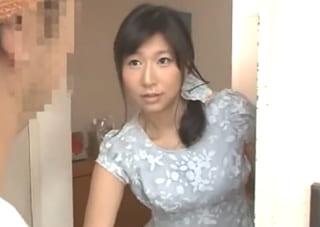 壁越しに聞こえる喘ぎ越えの主は美人過ぎる人妻だった！恥ずかしそうに誤りにきたからそのまま押し倒して…